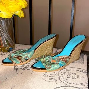 Wedge sandals with pattern